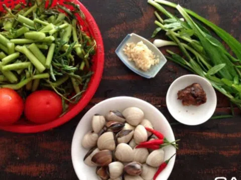 Đổi vị cho cả nhà ngày cuối tuần với món canh chua rau nhút nấu nghêu