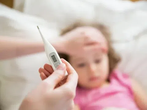 2 sai lầm nguy hiểm cha mẹ phải tránh nếu con bị sốt