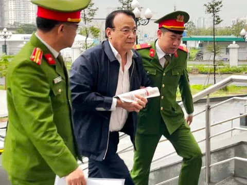 Hình ảnh Chủ tịch Tân Hoàng Minh được dẫn giải đến tòa