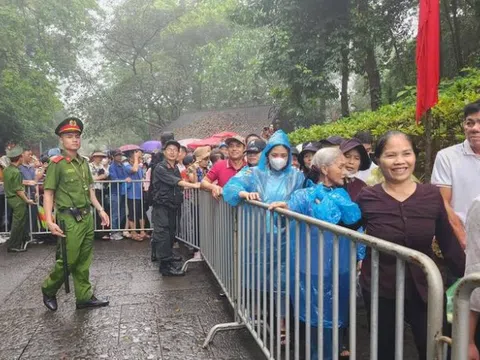 Hàng vạn người đội mưa đổ về Đền Hùng dự lễ Giỗ Tổ Hùng Vương