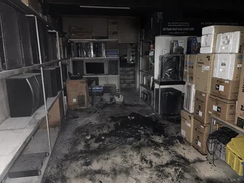 Cảnh sát phá cửa cuốn, cứu người đàn ông bất tỉnh giữa đám cháy
