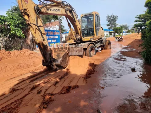 Bình Thuận huy động máy móc xử lý bùn, cát tràn xuống đường