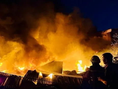 Cháy dữ dội tại công ty sản xuất băng keo ở Bình Dương