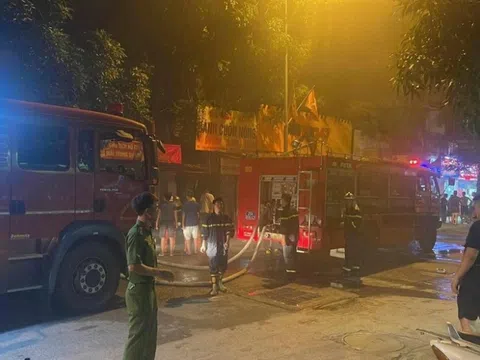 Người dân kể lại khoảnh khắc nhà 4 tầng ở Hà Nội bốc cháy trong đêm