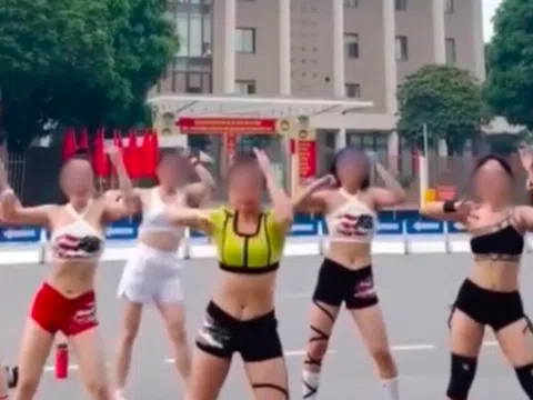 Xôn xao video nhóm phụ nữ nhảy múa trước UBND quận ở Hà Nội gây phản cảm