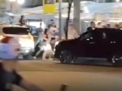 Sau màn hỗn chiến trước quán nhậu, cô gái lao thẳng ô tô vào xe đối thủ