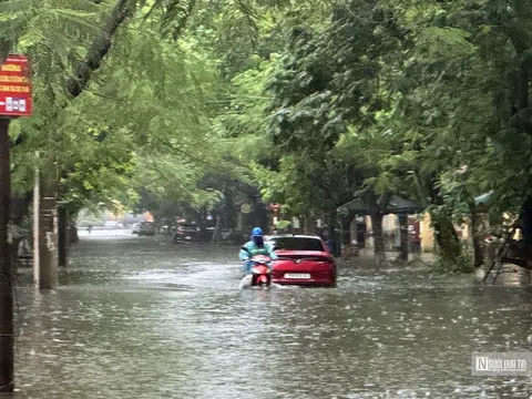 Nhiều nơi ở Hải Phòng, Quảng Ninh ngập sâu do mưa lớn