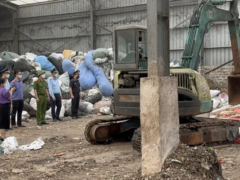 Quảng Ninh: Tiêu hủy 25 tấn chân gà đông lạnh không rõ nguồn gốc