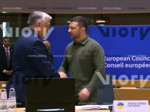 Khoảnh khắc ông Orbán tiếp cận ông Zelensky bên lề Thượng đỉnh EU