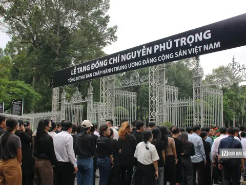 Tp.HCM: Người dân xếp hàng chờ vào viếng Tổng Bí thư Nguyễn Phú Trọng