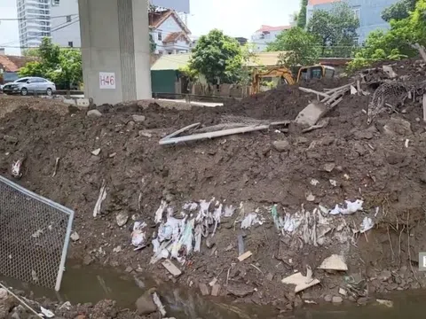 Cần làm rõ việc tập kết chất thải tại chân cầu Nhật Tân