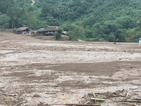 Hàng trăm cán bộ chiến sĩ dầm mưa, lội bùn tìm kiếm nạn nhân vụ sạt lở ở Lào Cai