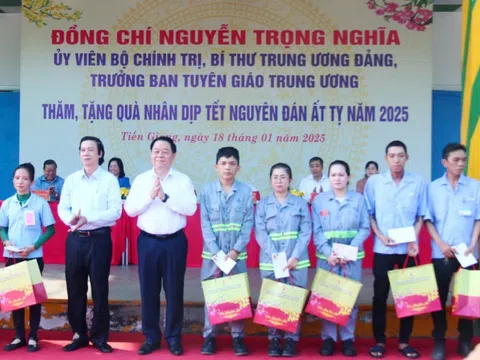 Trưởng Ban Tuyên giáo Trung ương trao quà Tết cho công nhân tại Tiền Giang