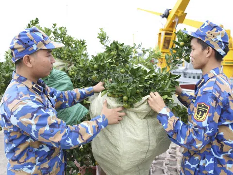 'Pháo đài thép' đón Xuân giữa trùng khơi