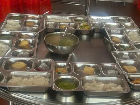 Suất ăn bán trú nghèo nàn “gây bão” mạng xã hội: Trường Tiểu học Quốc tế nói gì?