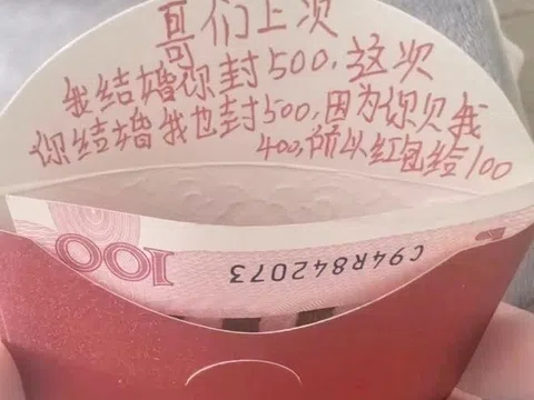 Chú rể “sốc nặng” khi mở phong bì mừng cưới, tiền mừng "đính kèm" tờ giấy trừ nợ