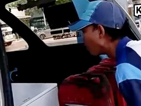 Người đàn ông mang cả quan tài đến trạm xăng để mua được dầu hỏa