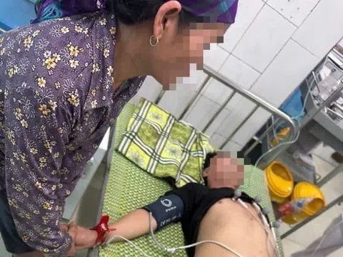 Cận cảnh phút sinh tử: Đại úy Công an Hải Phòng cứu người đàn ông định nhảy cầu