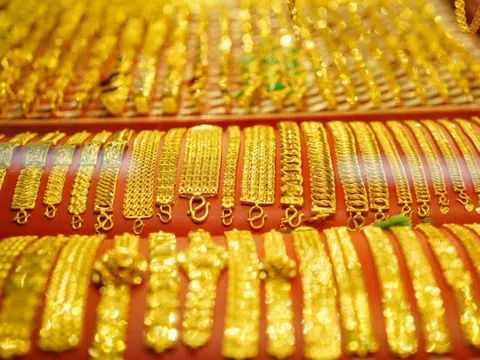 Giá vàng chiều 2/4: Bất ngờ “rơi tự do”, mỗi lượng mất 3,3 triệu đồng chỉ trong vài giờ