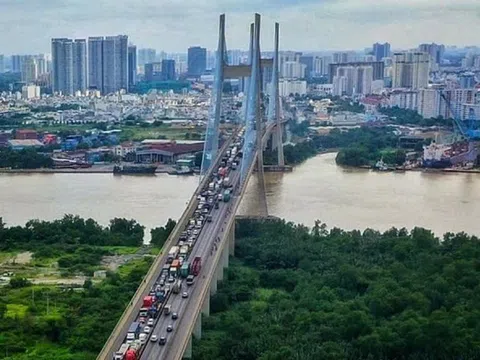 Thi thể trẻ em treo trên cột đèn dưới chân cầu Phú Mỹ, công an khẩn trương điều tra