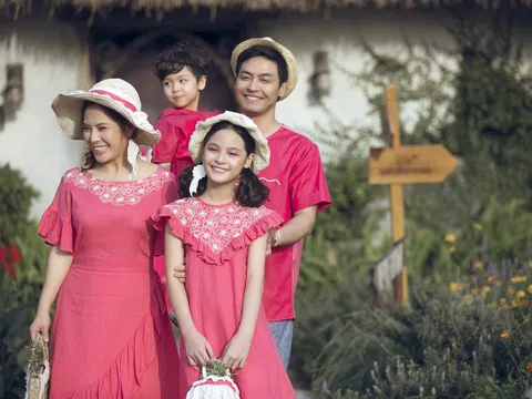 Gia đình MC Phan Anh rạng rỡ sắc hồng trình diễn thời trang trong khu vườn cổ tích