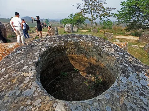 Khám phá bí ẩn của Cánh đồng Chum 2000 năm ở Lào