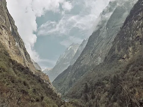 Vẻ đẹp lung linh trong tuyết của những đỉnh núi ở Nepal
