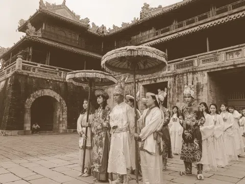 Độc lạ bộ ảnh kỷ yếu tái hiện Hoàng cung xưa của sinh viên Huế