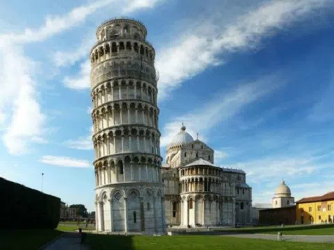 Một du khách bị đột tử khi leo tháp nghiêng ở Italia
