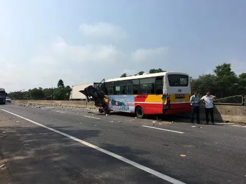 Xe tải lao tới xe buýt, tài xế nhanh chân nhảy ra ngoài thoát chết