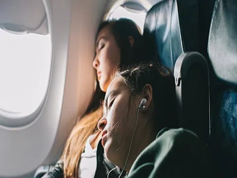 Vì sao không nên ngủ khi máy bay hạ cánh hay cất cánh?