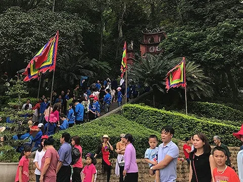 Mặc dù trời nắng nóng, du khách vẫn chen chân tại đền Hùng ngày khai hội