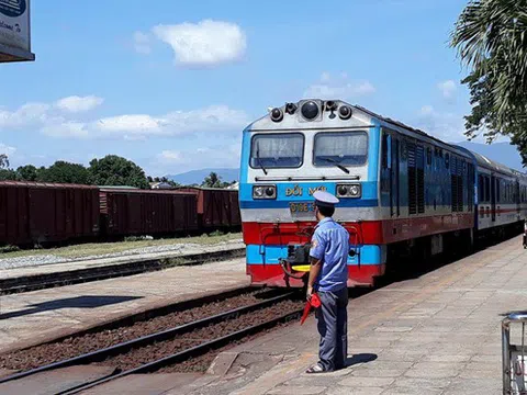 Tàu trật đường ray, hàng trăm hành khách thoát nạn