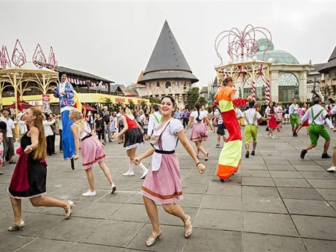  Vũ công Nam Mĩ biểu diễn sôi động trong lễ hội B’estival