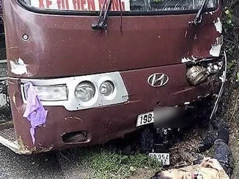 Xe khách đi Đền Hùng gây tai nạn, 2 nam thanh niên bị thương nhập viện cấp cứu