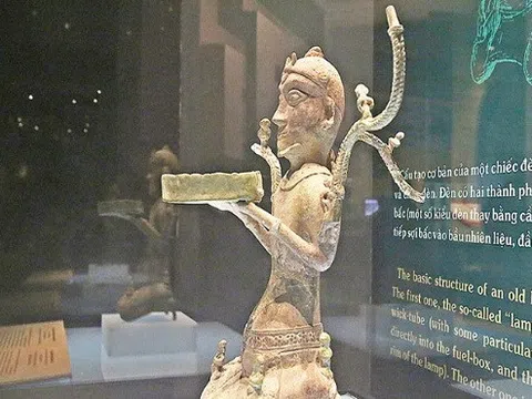 Cây đèn hình người ẩn chứa những điều bí ẩn trong ngôi mô cổ 2000 năm
