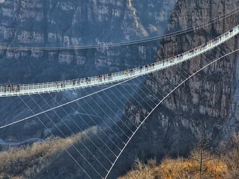 Bạn sẽ phải thót tim khi đến với những địa điểm ngắm cảnh mạo hiểm ở Trung Quốc này!