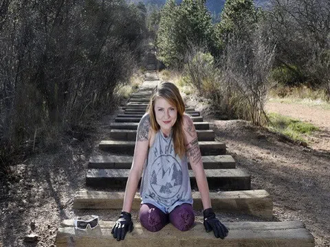 Cô gái cụt 2 chân chinh phục 2700 bậc dốc cao