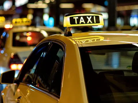 Để đi taxi an toàn, bạn nên chú ý đến những vấn đề gì?