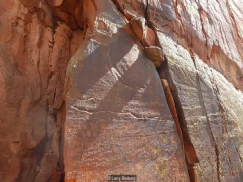 Những bí ẩn chưa có lời giải đáp về lịch đá cổ được phát hiện trong rừng Arizona