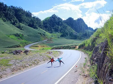 Lòng đường đã trở thành nơi mà nhóm phượt thủ tự do chụp ảnh?