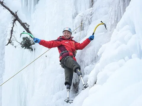 Ở tuổi 69, ông lão cụt chân vẫn chinh phục được đỉnh Everest