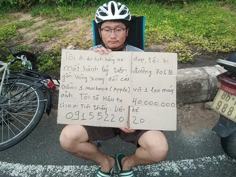 Du khách Hàn Quốc ngồi ôm bảng tìm hành lý bị mất cắp ở Mũi Né