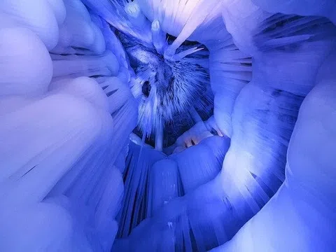 Khám phá vẻ đẹp độc đáo của động băng không bao giờ tan ngay cả giữa hè ở Trung Quốc