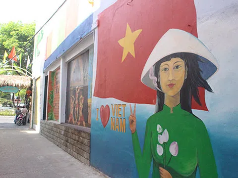 Làng bích họa giữa thành phố Đà Nẵng thu hút du khách đến “check in”