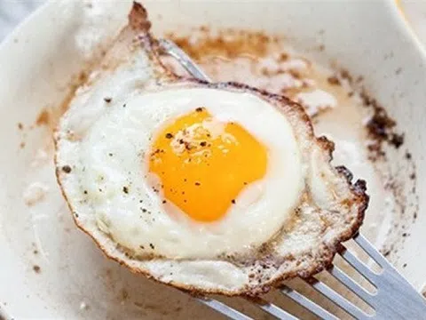 Làm trứng ốp la bổ dưỡng cho bữa sáng