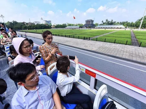 Hành khách được trải nghiệm tuyến buýt mui trần đầu tiên ở Hà Nội