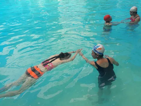Học bơi tại trung tâm thu hút phụ nữ và trẻ em tham gia trong dịp hè