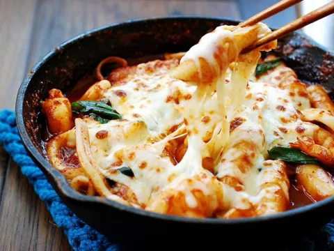 Học nhanh công thức làm bánh gạo (tokbokki) hải sản phô mai ngon hết nấc