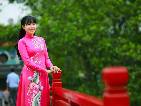 MC Quỳnh Hoa: \'Tà áo dài truyền thống là niềm kiêu hãnh của người phụ nữ Việt\'